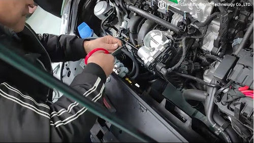 इनटेक मैनिफोल्ड पर इंजेक्टर रेल से कनेक्टर्स तक इंजेक्शन होसेस स्थापित करें